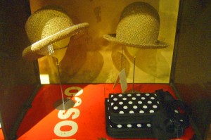 Cappelli Sha…e borsa Yohji Yamamoto appoggiata - Sha hats… and Yohji Yamamoto bag