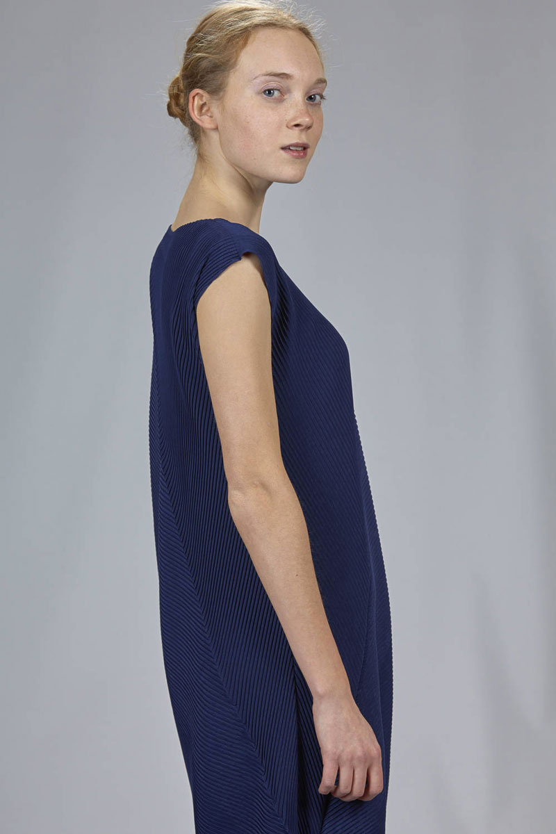 Issey-Miyake-Resort-dress-2